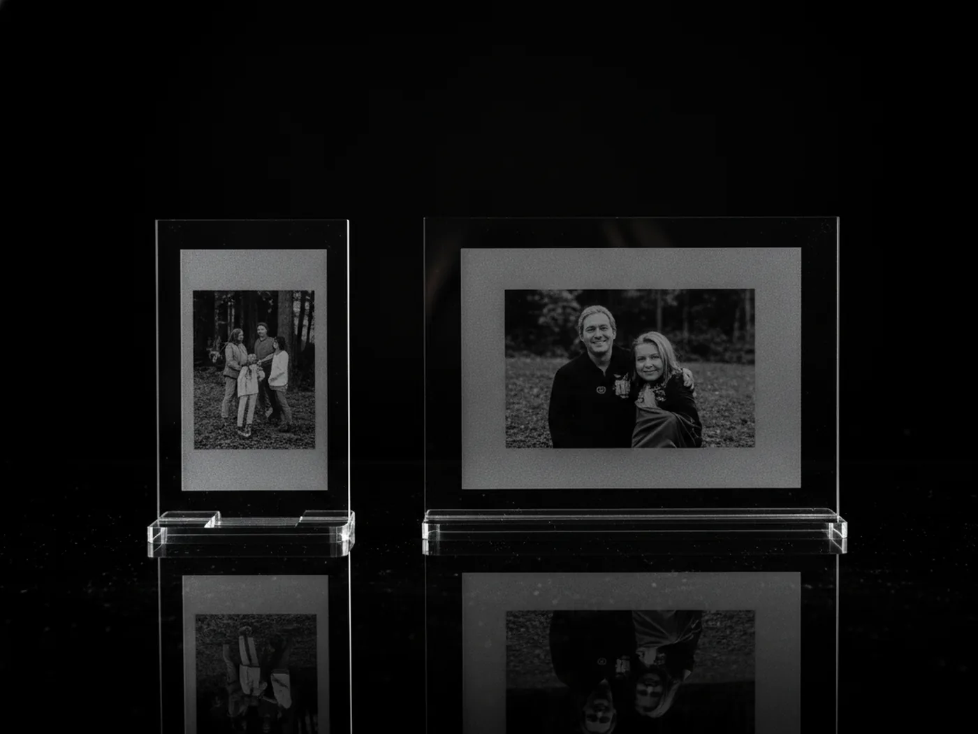 Due blocchi di plexiglass con foto incise, formato 13x18 verticale e 18x24 orizzontale, affiancati su una mensola in legno chiaro
